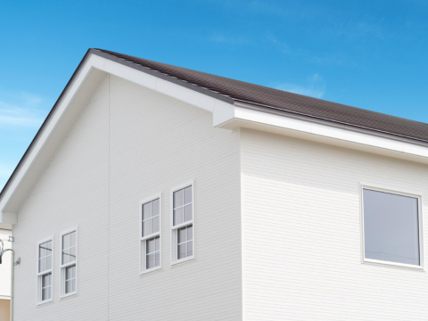 スタイリッシュな白い外観にこだわりの窓が映える家